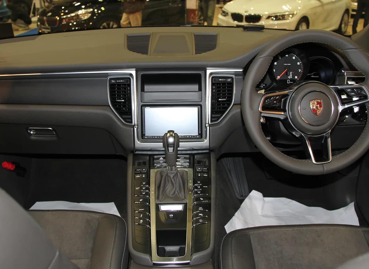 PORSCHE MACAN luxury detail 1